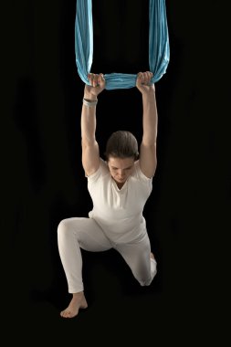 Havadan uçuş yoga egzersizleri. Yerçekimsiz yoga pozisyonu. Sinek yogası. Siyah arkaplanda izole