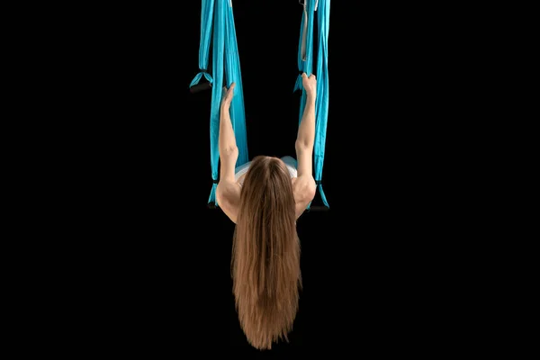 Mujer Con Hermoso Pelo Largo Practicando Yoga Aéreo Hamaca Deportiva —  Fotos de Stock