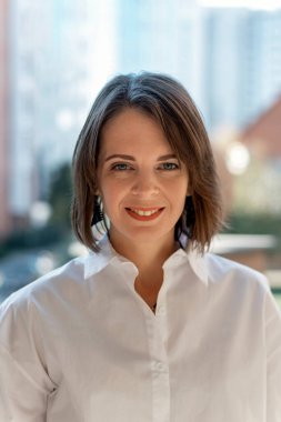 Resmi giyinmiş başarılı iş kadını portresi. Kısa saçlı kız. Kapat.