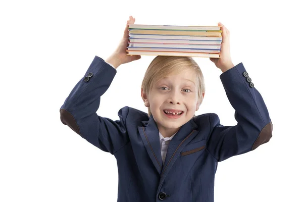 Mosolygó Iskolás Fiú Egyenruhában Egy Halom Könyvet Tart Fején Egy — Stock Fotó