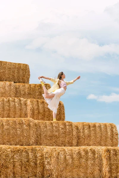 Young Woman Dances Huge Block Hay Hay Harvesting Autumn Girl — Photo