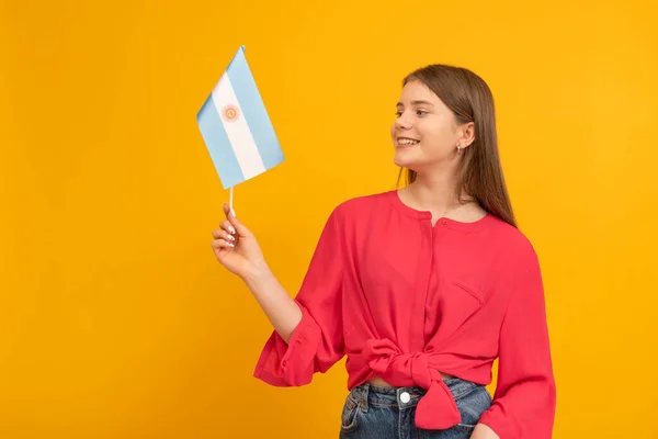 Schattig Tienermeisje Houdt Vlag Van Argentinië Oranje Achtergrond Jeugd Argentinië — Stockfoto