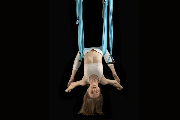 Дівчина Білому Одязі Робить Гімнастичні Трюки Синьому Полотні Молода Жінка — стокове фото