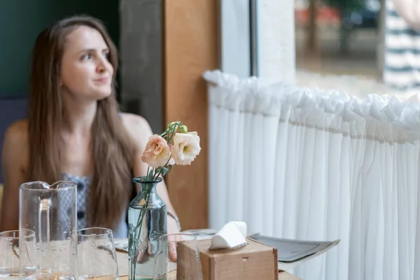 Young Woman Sits Table Cafe Looks Out Window Cozy Restaurant — Fotografia de Stock