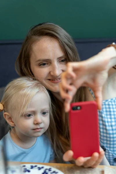 Mother Little Daughter Takes Selfies Young Woman Little Girl Look — Foto de Stock