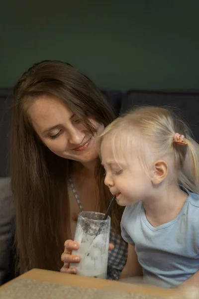 Little Girl Drinks Her Mothers Cocktail Straw Portrait Young Mother — Foto de Stock