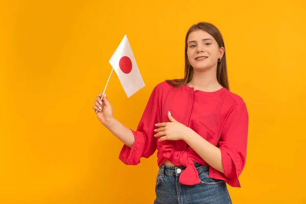 Дівчинка Підліток Прапором Японії Помаранчевому Тлі Вивчи Японську Вивчайте Подорожуйте — стокове фото