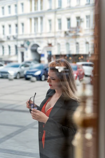 Young Woman Red Dress Walking Street Wearing Sunglasses Business Woman — Stock fotografie