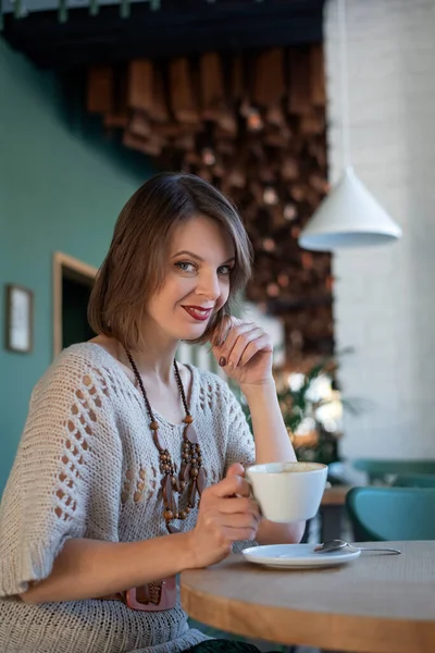 Улыбающаяся Молодая Женщина Сером Платье Пьет Кофе Кафе Портрет Брюнетки — стоковое фото