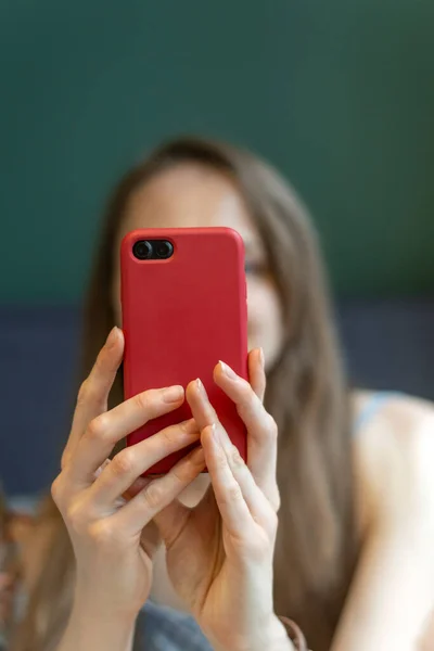 Womens Hands Hold Smartphone Girl Takes Selfie Talks Someone Video — Stock Photo, Image