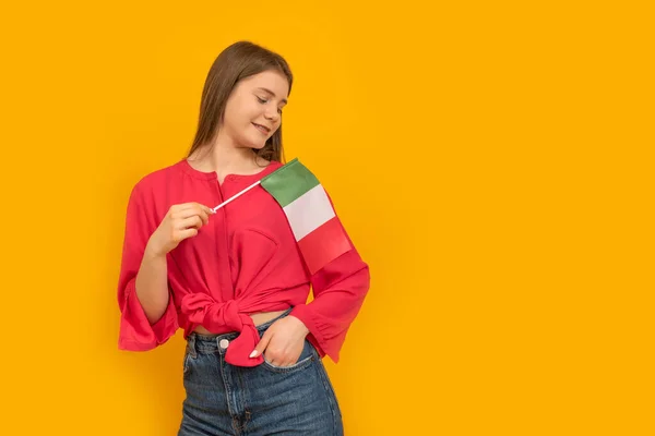 Teenage Girl Holds Flag Italy Studio Photo Student Exchange Program — Stockfoto