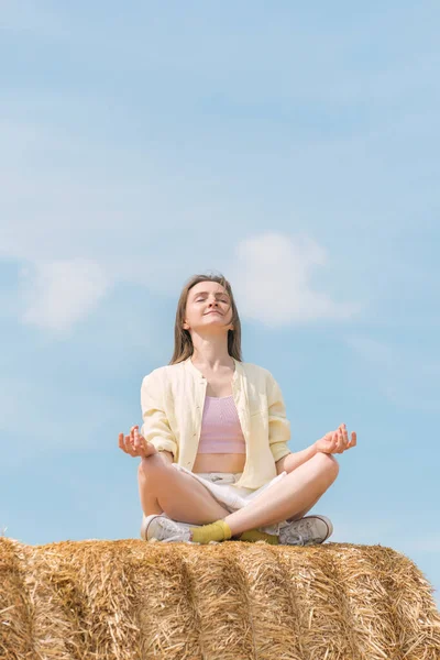 Girl Sits Hay Farm Young Woman Meditate Nature Summer Day — Stockfoto