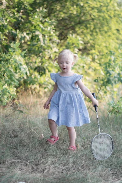 Дитяча Дівчинка Блакитній Сукні Грає Бадмінтон Парку Маленька Блондинка Ракеткою — стокове фото