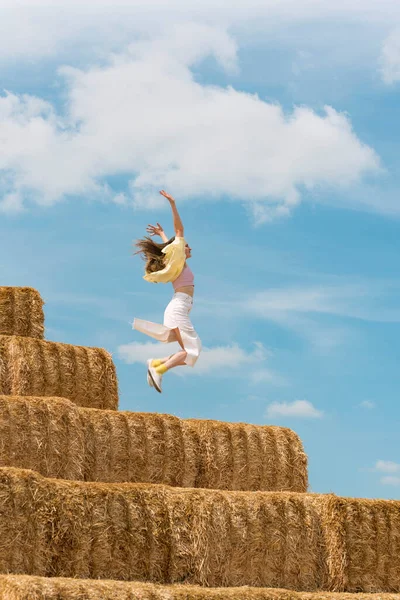 Girl Jumps Haystack Her Hands Raised High Countryside Holiday Farm — Stock fotografie
