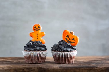 Cadılar Bayramı kutlaması için tahta masada kek. Balkabaklı Cadılar Bayramı keki ve zencefilli ekmek adam