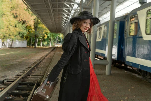 Jeune Femme Robe Rouge Manteau Rétro Noir Chapeau Tient Une — Photo