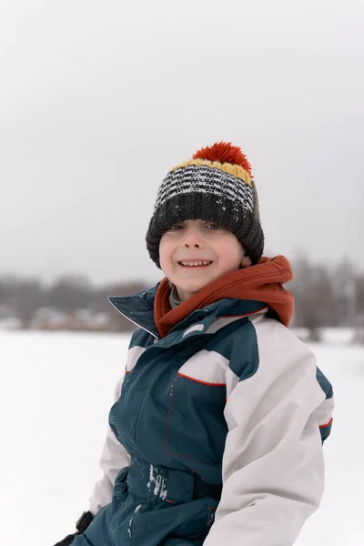 Портрет Усміхненого Хлопчика Трикотажному Капелюсі Тлі Зимового Парку Зимові Свята — стокове фото