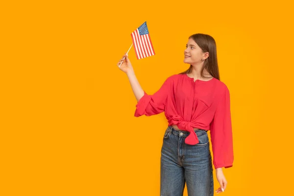 Młoda Kobieta Amerykańską Flagą Rękach Portret Nastolatka Żółtym Tle Kopiuj — Zdjęcie stockowe