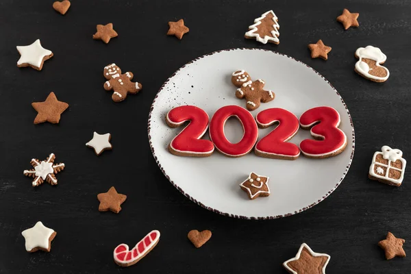 上の図白いプレート上のおいしい釉クッキー 番号2023 星やモミの木 お正月料理のコンセプト — ストック写真