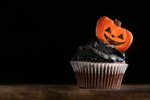 Heerlijke Halloween Feest Zwarte Cupcake Met Peperkoek Pompoenen Zwarte Achtergrond — Stockfoto