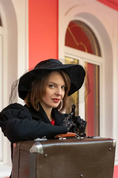 모자를 아름다운 여성의 초상화와 가방으로 레이스 장갑을 여행가 — 스톡 사진