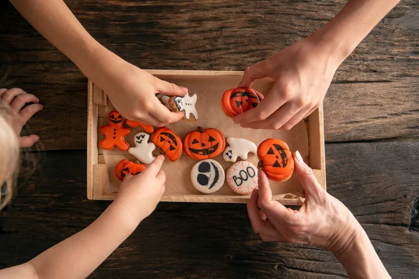 Halloween Mézeskalács Sütik Dobozban Asztalon Kezek Elveszik Sütit Vicces Ízletes — Stock Fotó