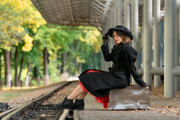 Mujer Atractiva Abrigo Negro Sombrero Sienta Maleta Cuero Esperando Tren — Foto de Stock