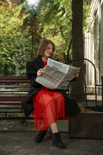 Jeune Femme Joyeuse Robe Rouge Manteau Noir Est Assis Sur — Photo