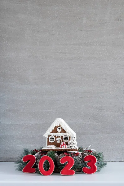 ジンジャーブレッドハウスと碑文2023 メリークリスマス背景 コピースペース 背景に薄灰色の壁 — ストック写真