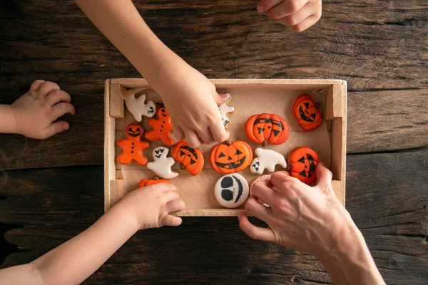 Kezek Elveszik Sütit Halloween Mézeskalács Sütik Dobozban Asztalon Vicces Ízletes — Stock Fotó