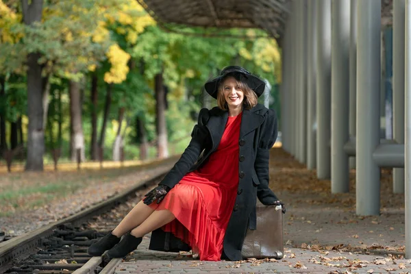 Femme Avec Valise Rétro Gare Attendant Train Style Fille Vêtements — Photo
