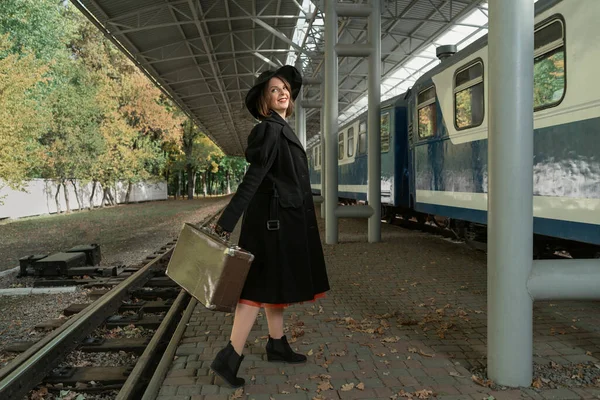 Mujer Feliz Lleva Ropa Años Abrigo Negro Sombrero Sostiene Maleta — Foto de Stock
