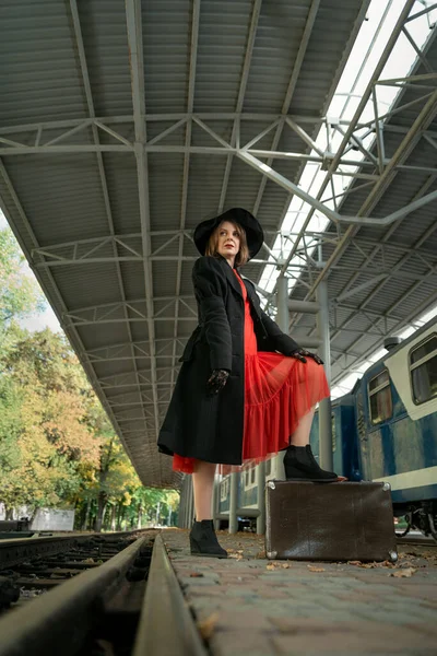 Retrato Mulher Jovem Vestido Vermelho Casaco Preto Chapéu Plataforma Perto — Fotografia de Stock