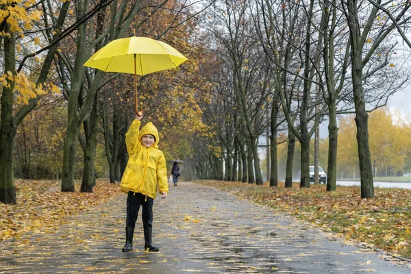 Lächelnder Junge Spielt Park Mit Einem Gelben Regenschirm Kind Auf — Stockfoto