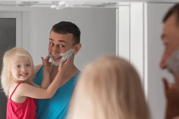 Papa Dochter Hebben Plezier Badkamer Bij Spiegel Man Met Scheerschuim — Stockfoto