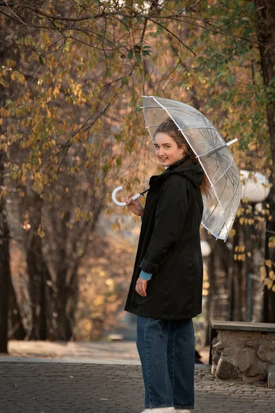 Leende Kvinna Svart Rock Och Med Transparent Paraply Poser För — Stockfoto