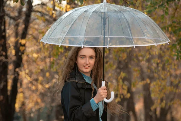 Vacker Leende Ung Kvinna Med Grönskande Hår Stående Transparent Paraply — Stockfoto