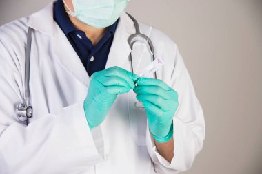 Doktor hızlı antijen testi gösteriyor. Covid - 19 otomatik repid test seti.