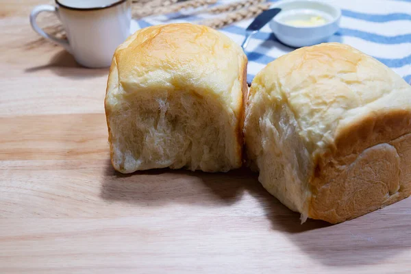 乾燥小麦と木製のテーブルの上にバターとホーロートースト パン屋の朝食の背景コンセプト — ストック写真