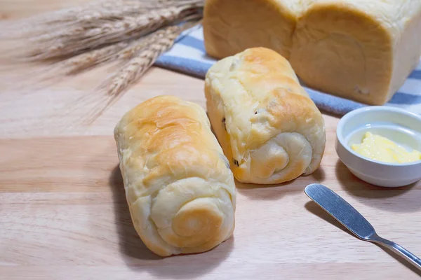 Hålvete Rostat Bröd Med Torrt Vete Och Smör Träbord Bageri — Stockfoto
