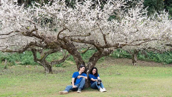 Coppia Asiatica Felice Scattare Foto Bella Natura Pesco Giardino Doi — Foto Stock