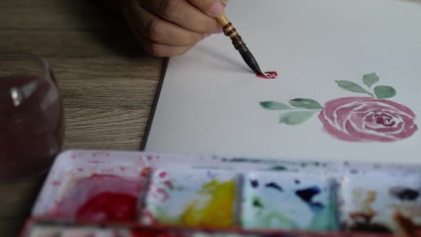 Mujer Pinta Las Hojas Una Rosa Con Acuarelas — Vídeos de Stock