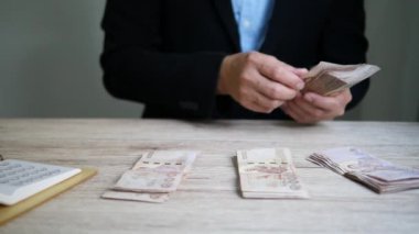 Kadın suluboya gül yaprakları çiziyor.