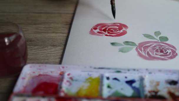 Frau Bemalt Blätter Einer Rose Mit Aquarellen — Stockvideo