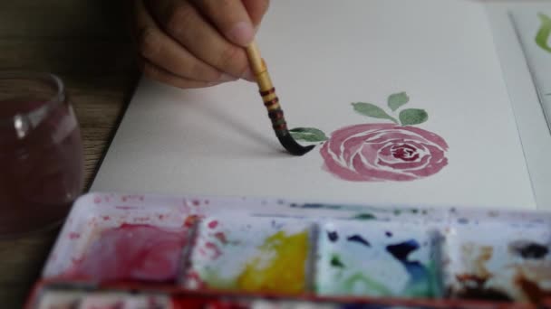Женщина Рисует Листья Розы Акварелью — стоковое видео