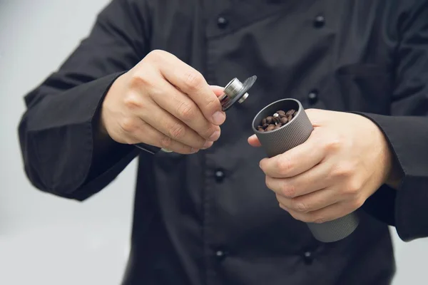 Asiatischer Barista Bereitet Mit Kaffeebohnenmühle Heißen Kaffee — Stockfoto