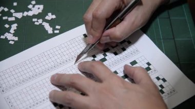 Öğretmen çoklu seçim eklenti testi için cevap anahtarı şablonu yapıyor