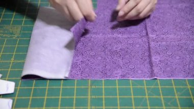 Covid-19 yayılma döneminde virüs koruması için kadın bez maskesi yapıyor.