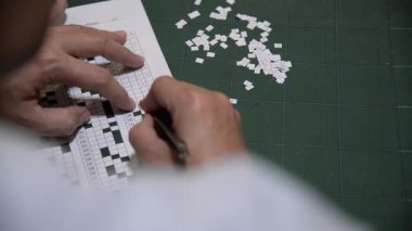 Öğretmen çoklu seçim eklenti testi için cevap anahtarı şablonu yapıyor