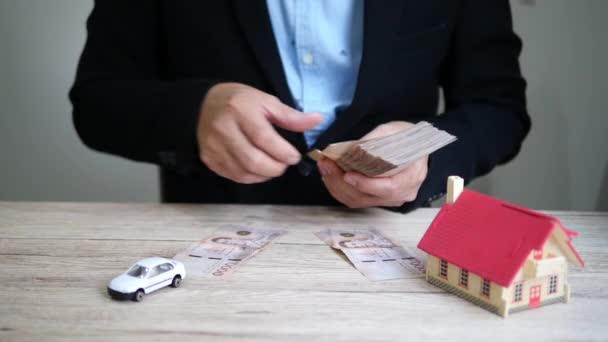Empresario Está Contando Dinero Efectivo Para Coche Pago Hipoteca Casa — Vídeo de stock